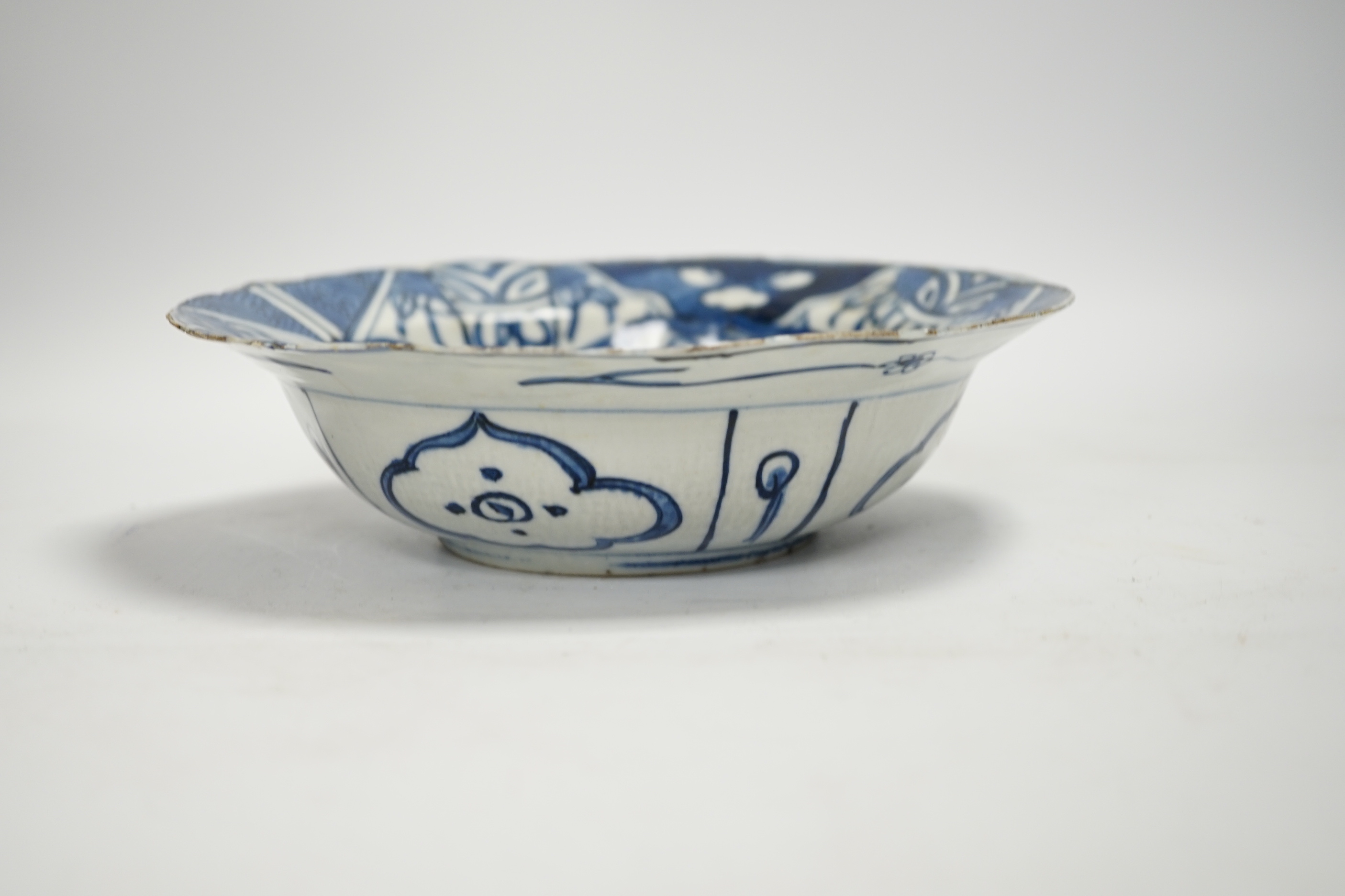 A Chinese kraak porcelain blue and white bowl, Wanli period, 22cm